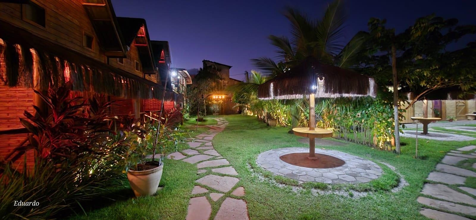 Jardim noturno com alameda de pedras iluminada