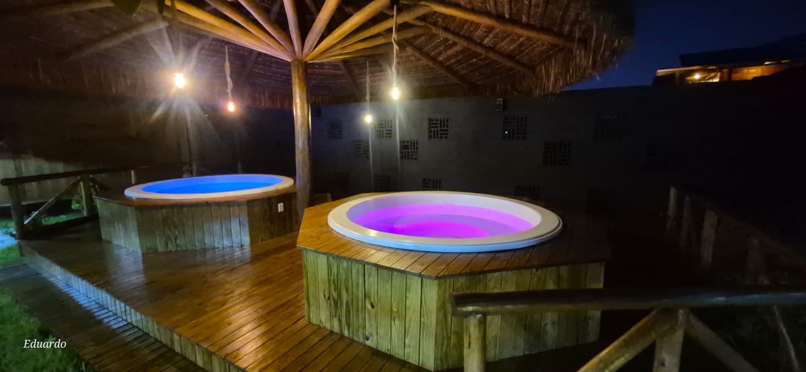 Banheiras de hidromassagem iluminadas em rosa e azul