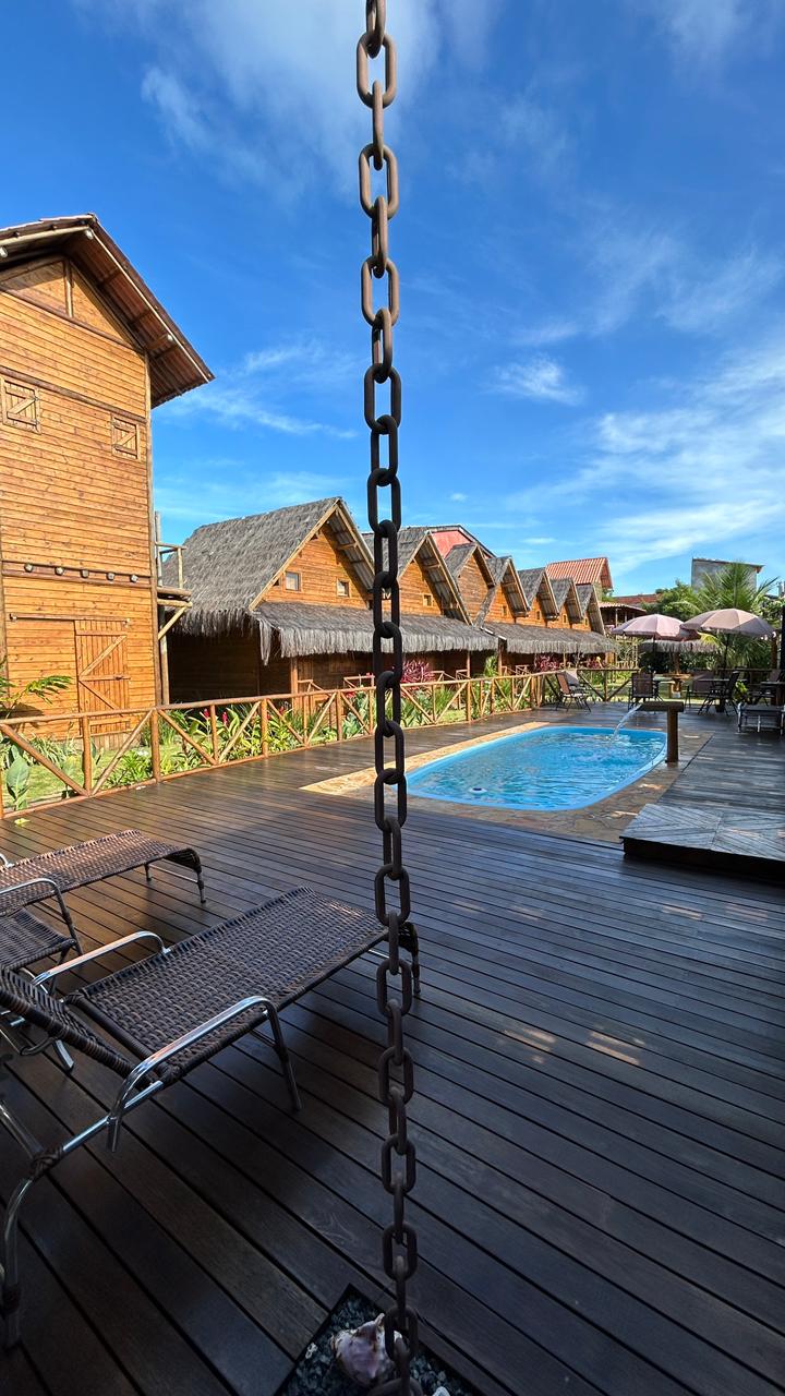 Piscina, deck de madeira e chalés da Pousada Vidas